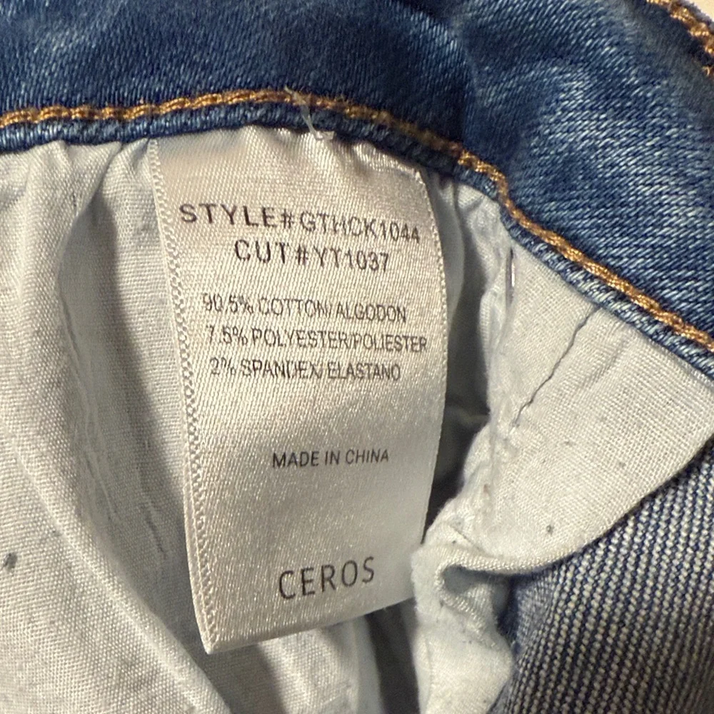 High Rise Distressed Cropped Blue Jeans - Picture 4 of 4